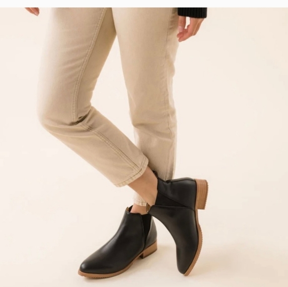 Nisolo Black Leather Eva Everyday Chelsea Boot Size 7.5 ankle booties - Picture 3 of 13